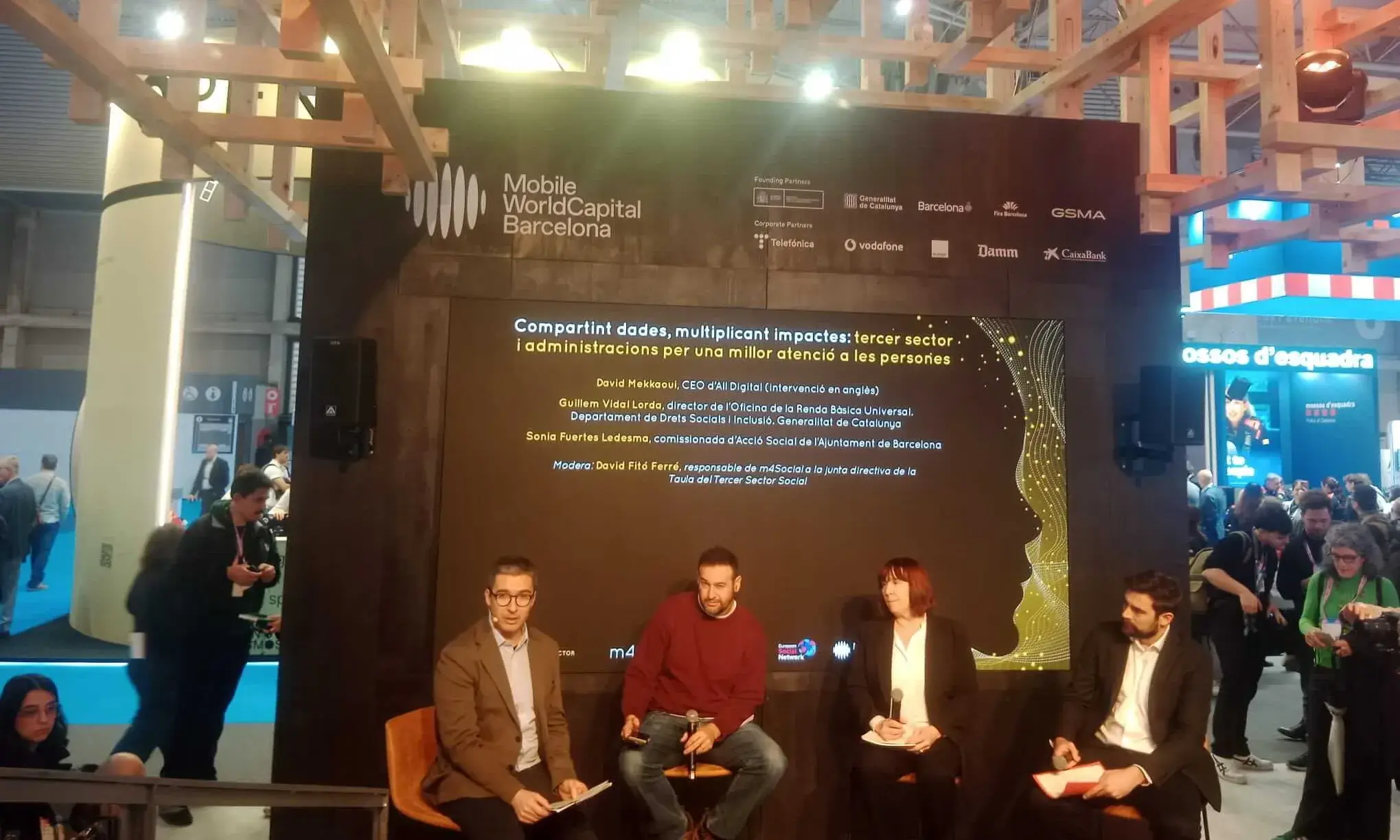 La primera taula de l’acte, moderada per David Fitó Ferré (a l’esquerra), responsable d’m4Social, i amb la participació (d’esquerra a dreta) de David Mekkaoui, Sonia Fuertes Ledesma i Guillem Vidal Lorda. 