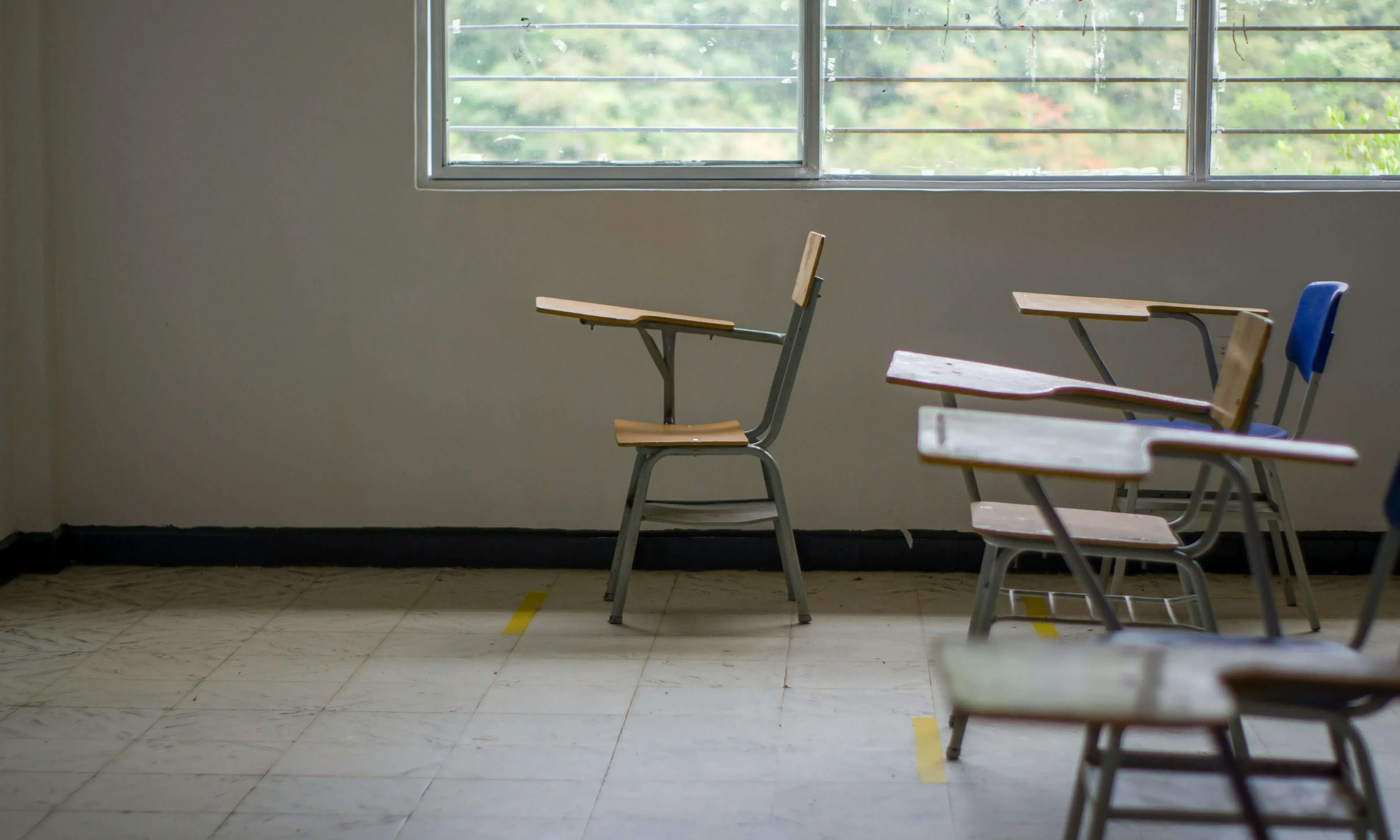 Aula amb pupitres buits. 