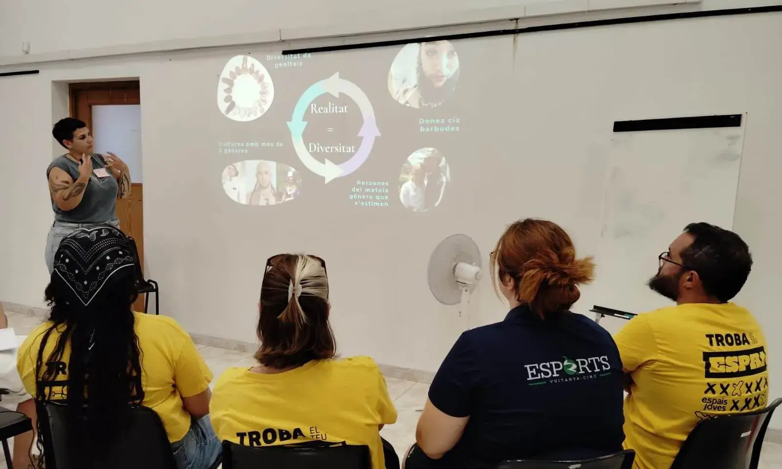 La Incidència és una associació jove, nascuda per omplir un buit en l’abordatge dels transfeminismes, l’educació sexual i les violències que travessen els cossos.