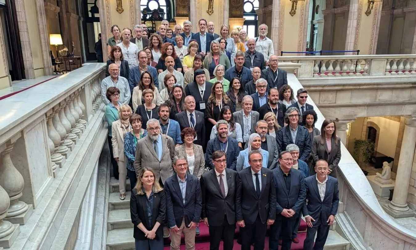 Persones a les escales del Parlament de Catalunya.