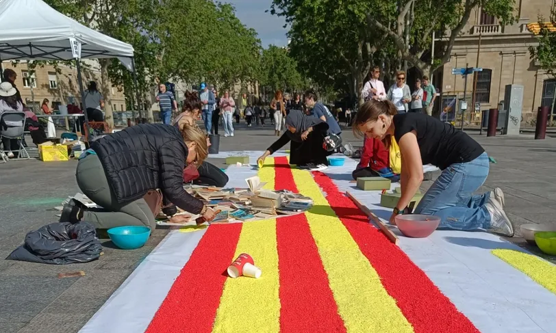 Algunes de les voluntàries de l'entitat durant les activitats de la passada diada de Sant Jordi.