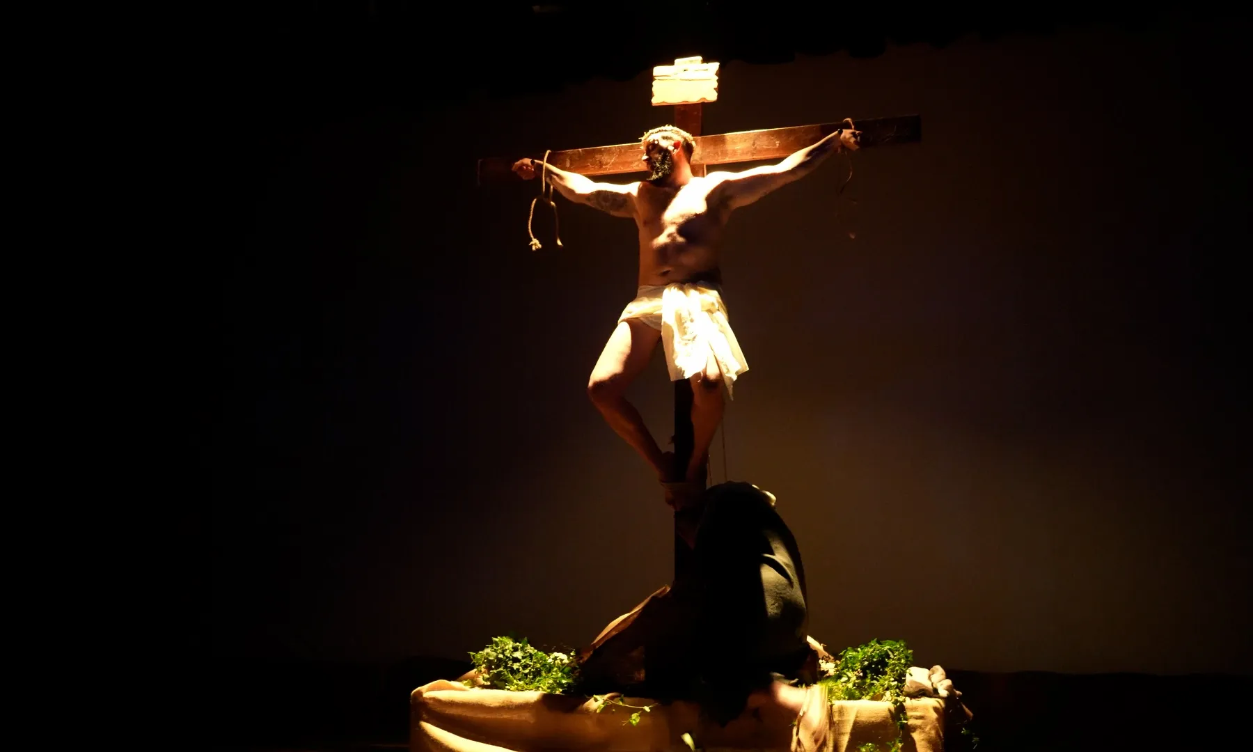 Escena de Jesús crucificat amb Maria als seus peus plorant, durant una representació de La Passió.