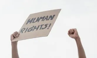 Persona sostenint un cartell en defensa dels drets humans