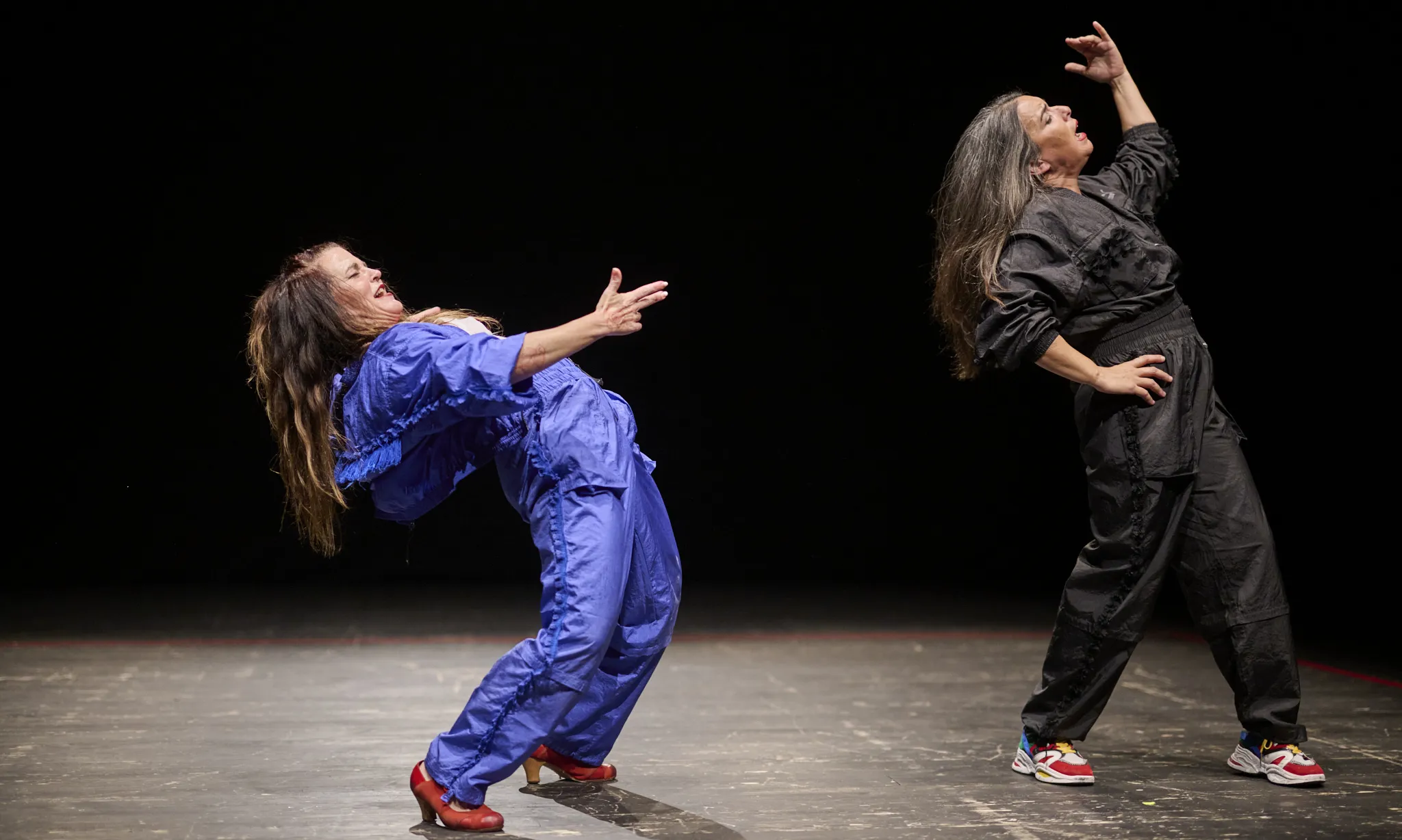 Dues dones ballant en un escenari