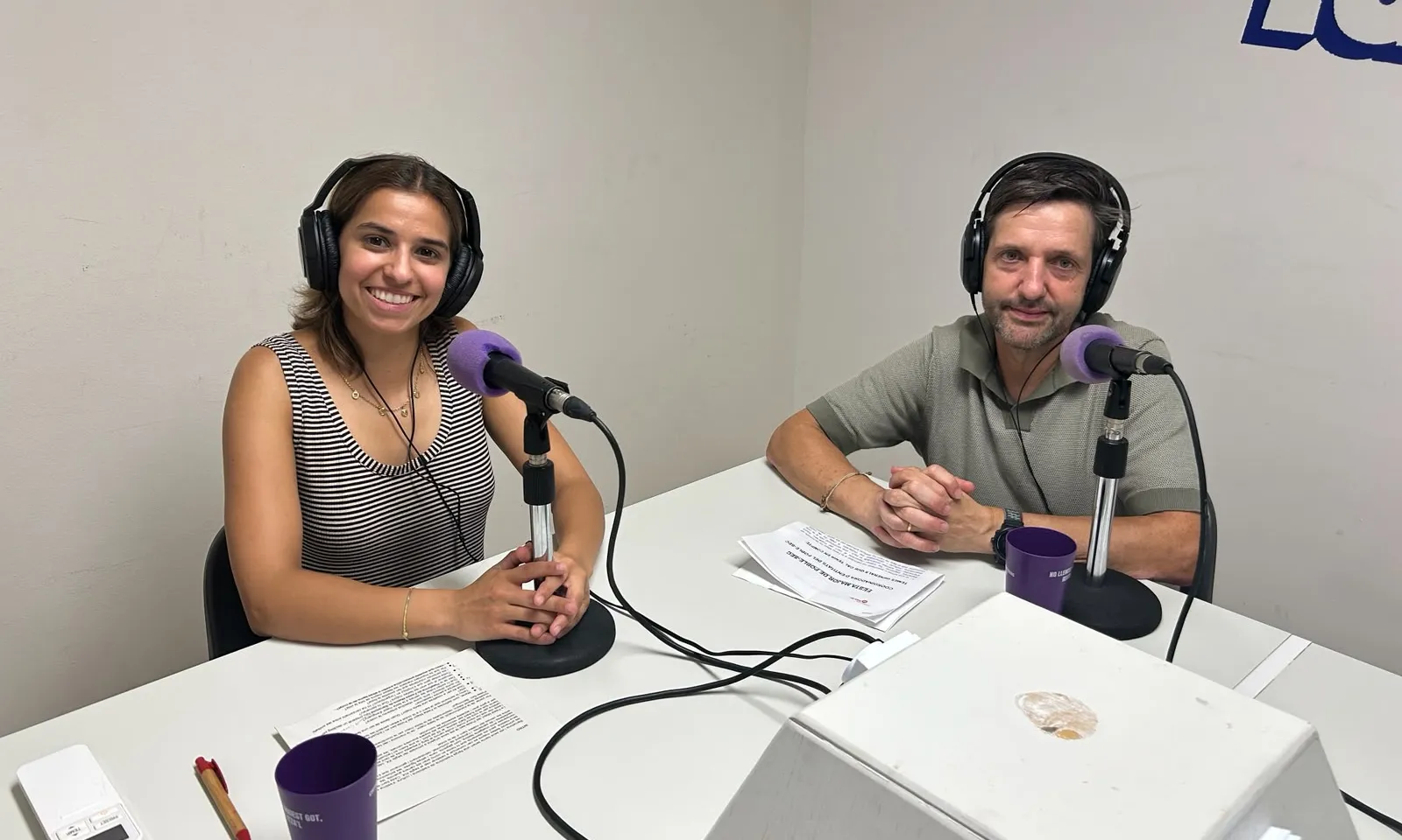 Manel Alfaro, responsable de la Festa Major del Poble-sec per part de la Coordinadora, en conversa amb la periodista de Xarxanet, Marta Catena.