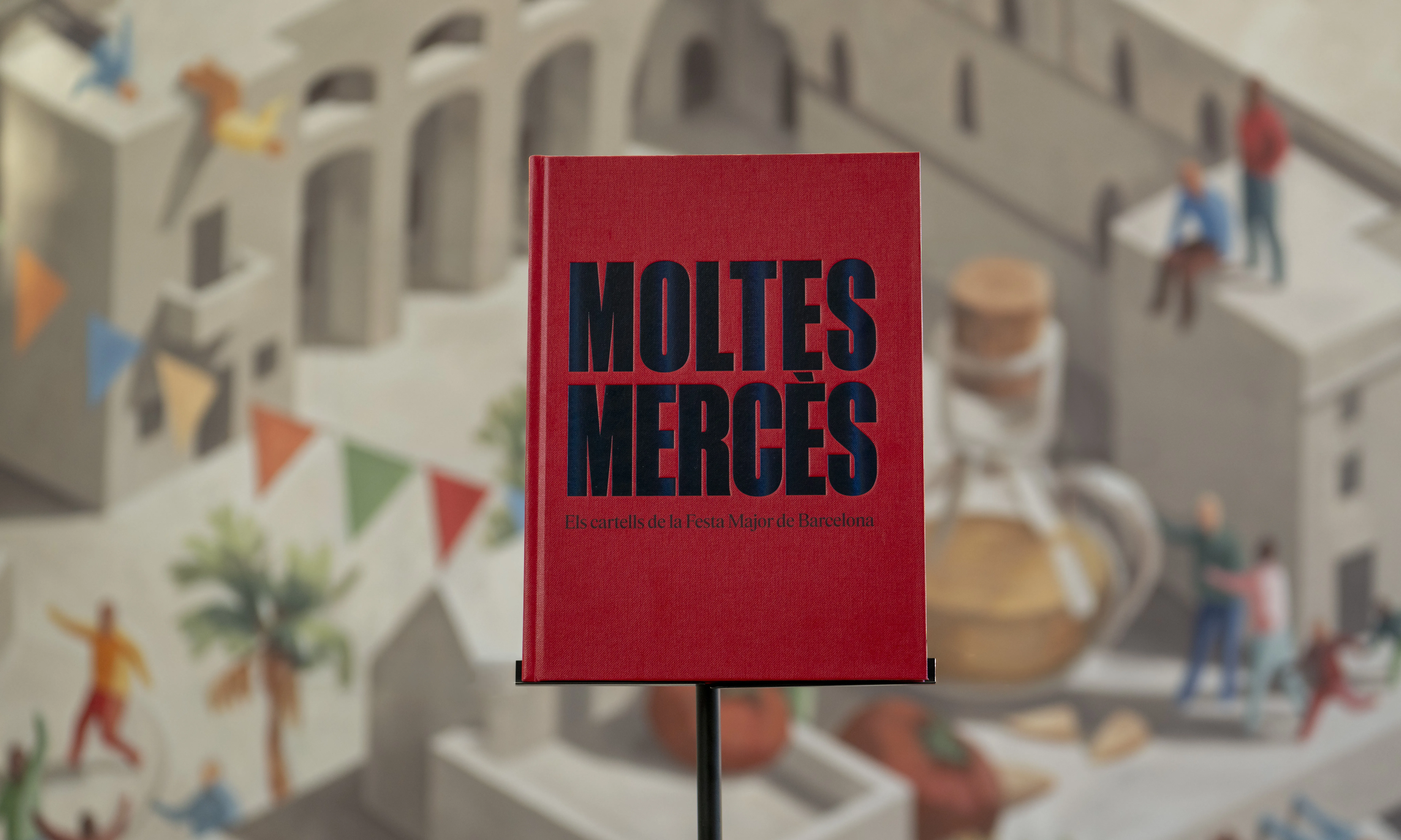 ‘Moltes Mercès. Els cartells de la Festa Major de Barcelona’, editat per Barcelona Llibres, reuneix els quaranta-vuit cartells del període 1979–2026 amb textos del Julià Guillamon.