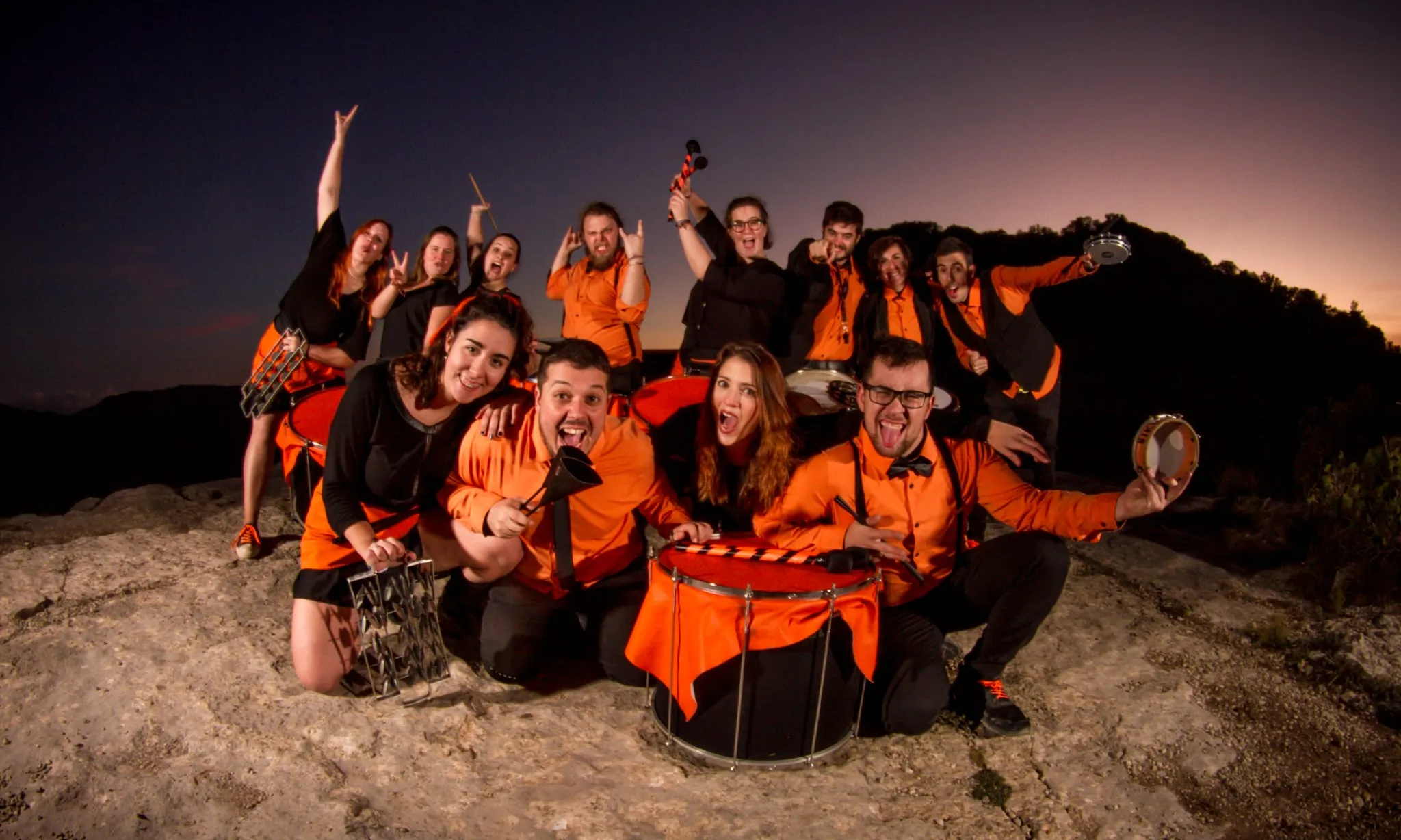 Un grup de persones que toquen instruments.