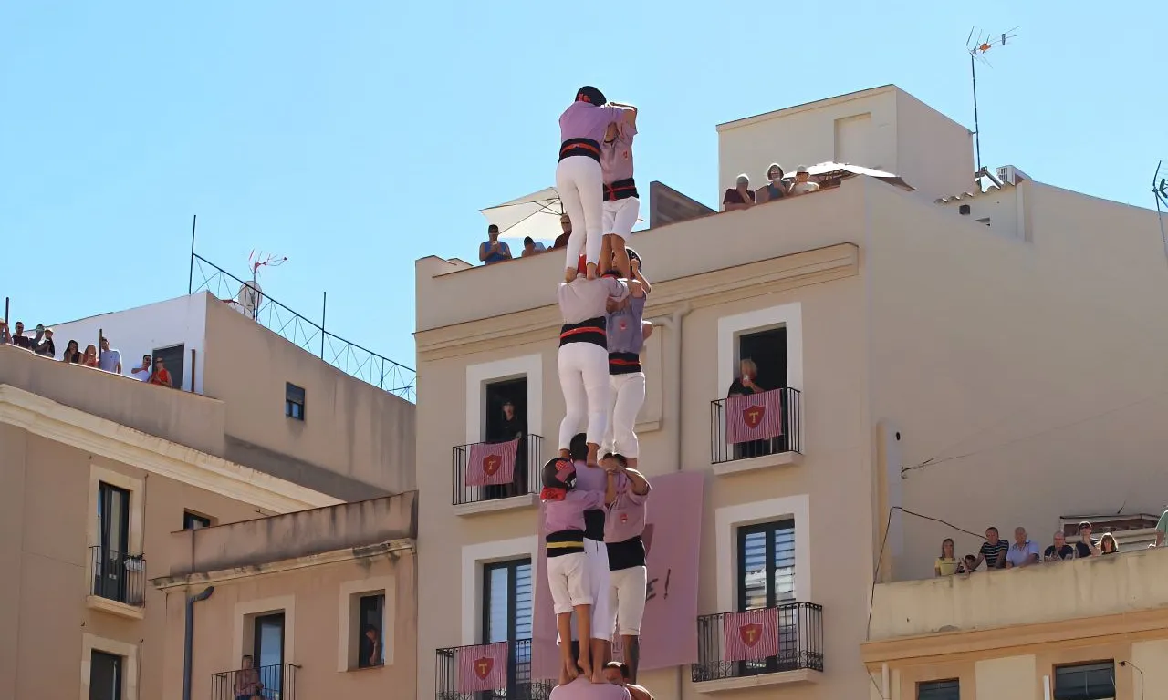 Castellers fent un castell durant un festival.