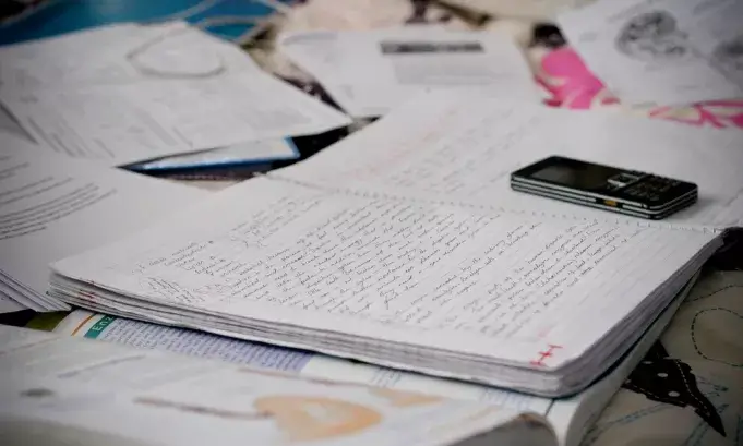 Imatge per defecte: un piló de papers sobre una taula