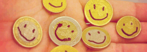 Monedes somrient