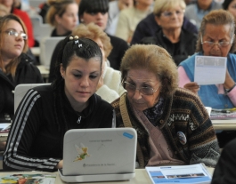 Alumnos de Conectar Igualdad con adultos mayores en Lugano - ANSESGOB - Flickr