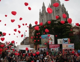 Imatge de l'enlairament de globus en la 21a edició en record als infants que van perdre la vida durant el 2015. Foto: El Periódico.  Font: 