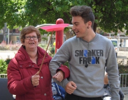 Activitat de circ amb gent gran. Font: Pàgina de Facebook d'ABD