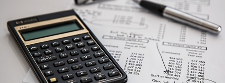Imatge calculadora i balanços. Font: Pixabay  Font: 
