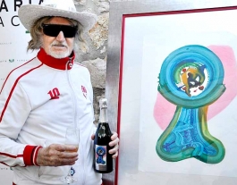 L'artista Josep Puigmartí amb l'obra del Cava Solidari Fundació Ave Maria 2019 Font: SitgesActiu