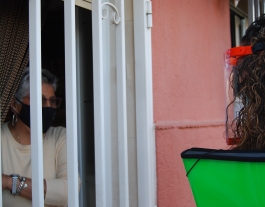 El projecte compta amb una setatenta de 'picaportes' que ofereixen acompanyament i suport a les veïnes que ho necessiten. Font: Projecte A-porta