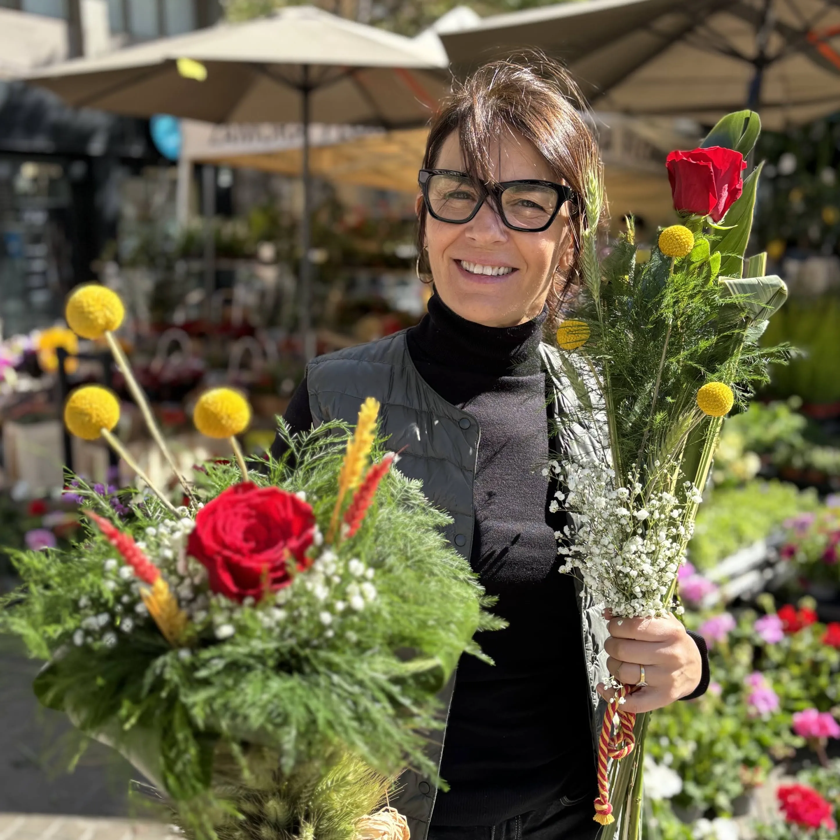 Dolors Roig Farrés, responsable de màrqueting i comunicació del Gremi de Floristes de Catalunya, amb dues roses a les mans el dia de Sant Jordi.