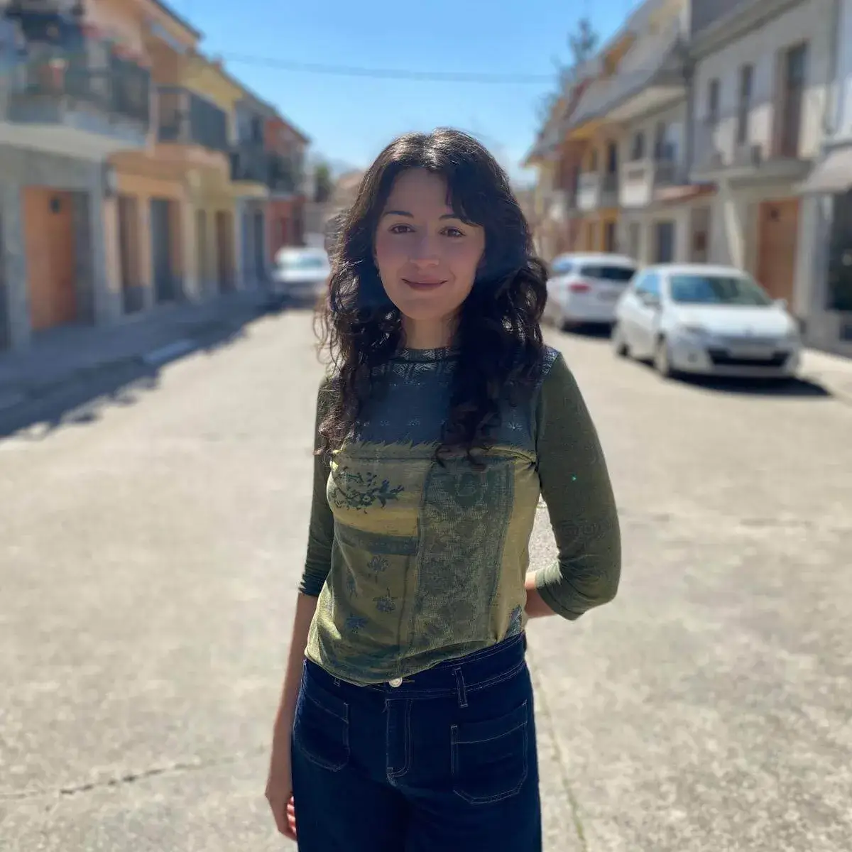La Marta, autora de l'article, al mig d'un carrer.
