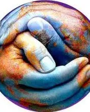 Imatge d'unes mans que semblen el món