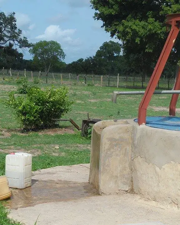 Pou d'aigua al poblat Sare Sambayel del Senegal