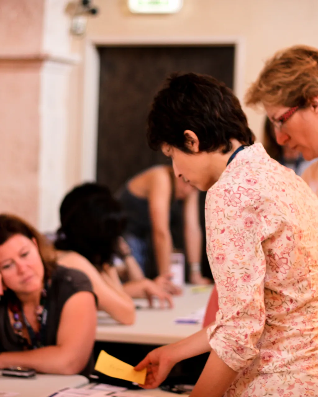 Tres noies en un workshop
