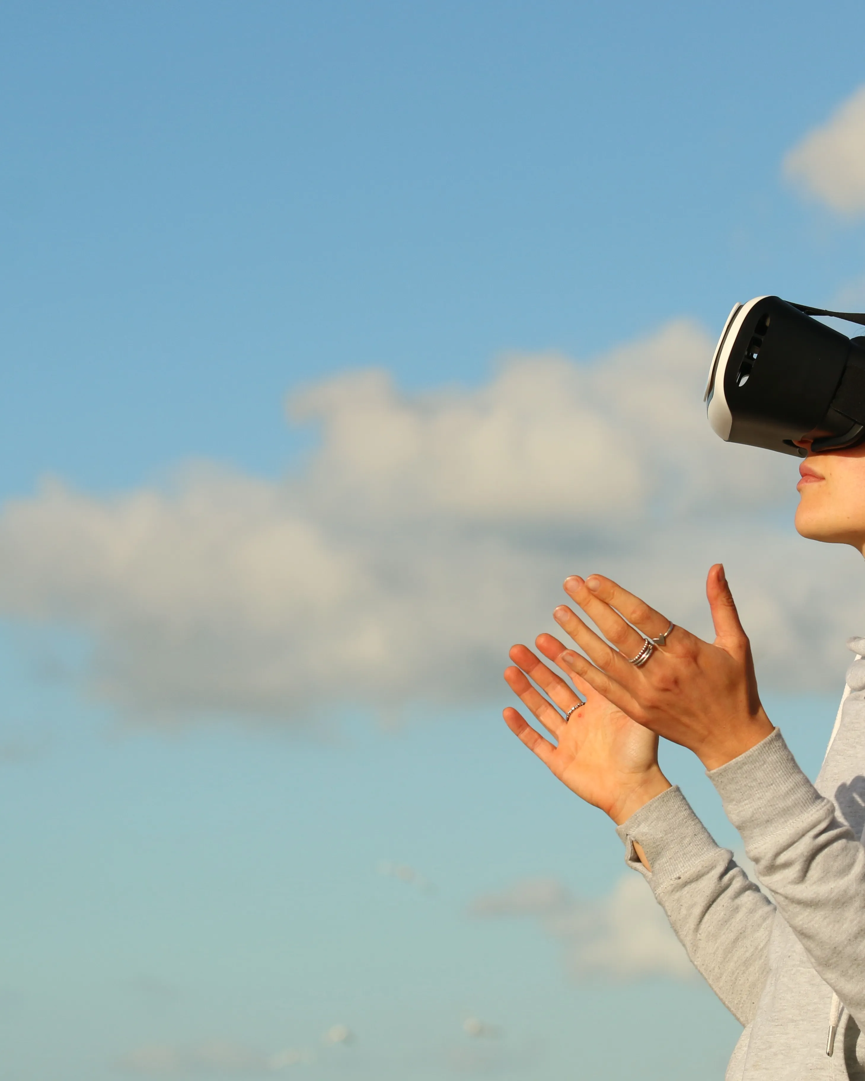 Una noia amb ulleres de realitat virtual.