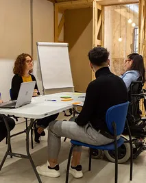 Persones joves reunides en una oficina. Font: Niu d'Imatges de la Joventut
