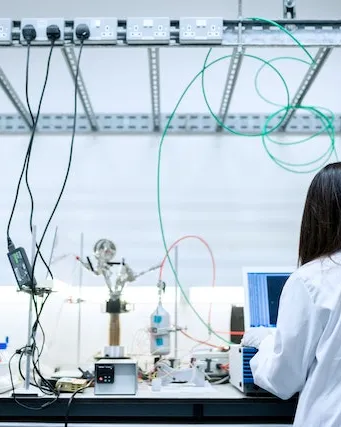 Noia fent recerca en un laboratori. Font: Pexels - ThisIsEngineering