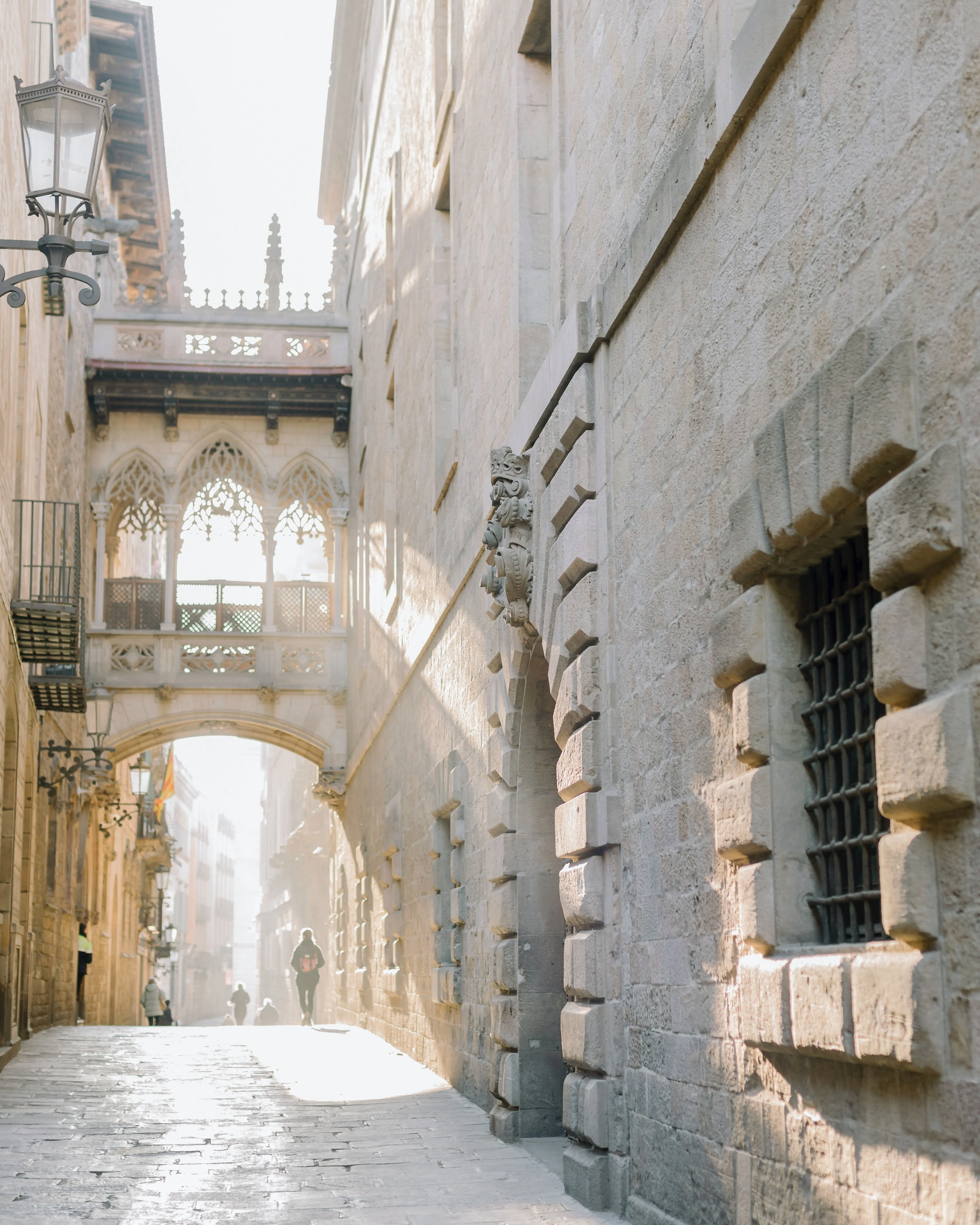 Carrer de Barcelona. Font: Pexels - Alina Skazka Carrer de Barcelona. Font: Pexels - Alina Skazka