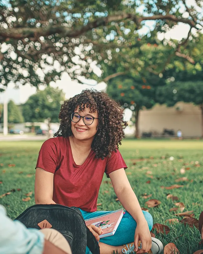 Persones estudiant a la gespa. Font: Pixabay