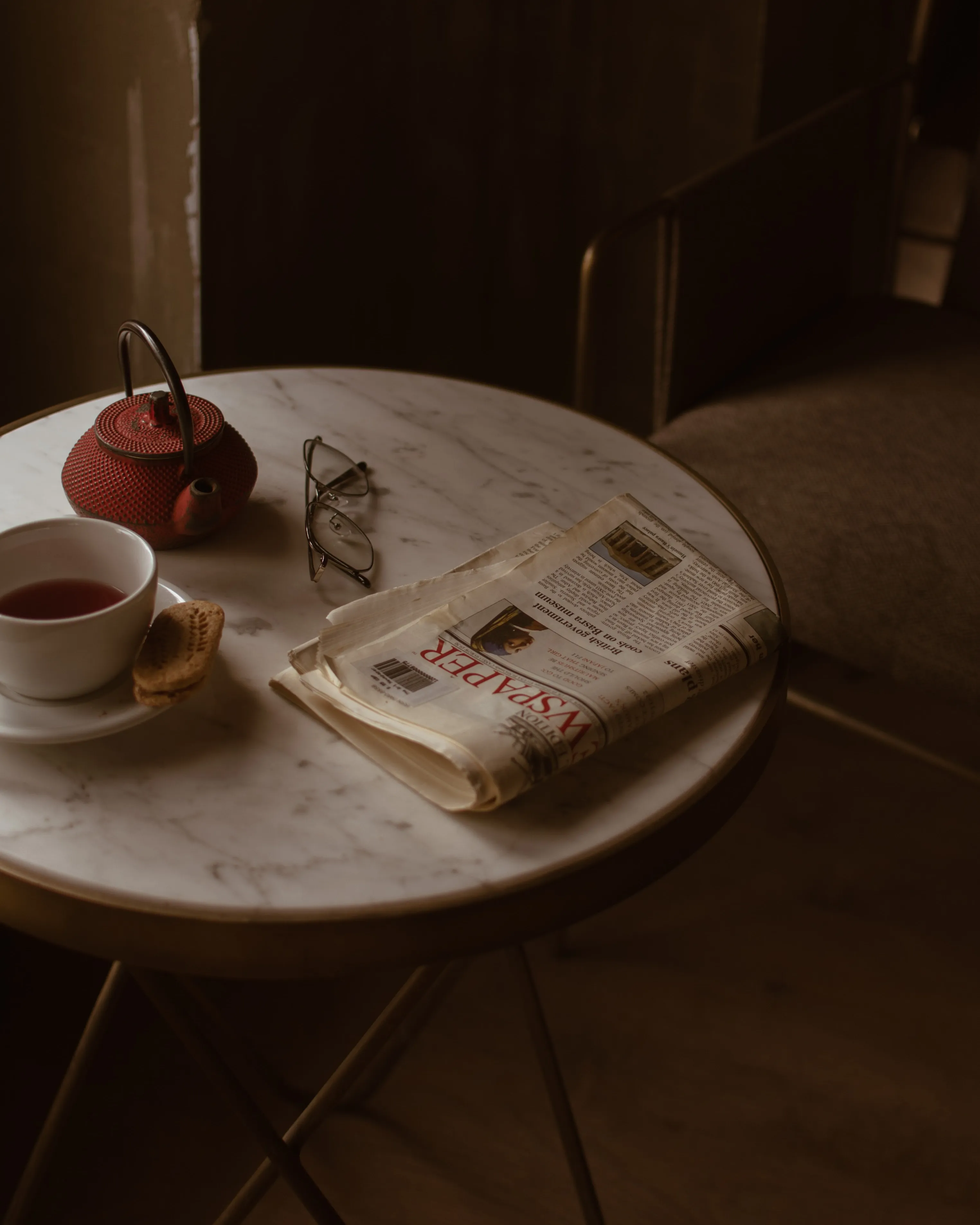 Taula amb un diari en paper. Font: Pexels - Gül Işık