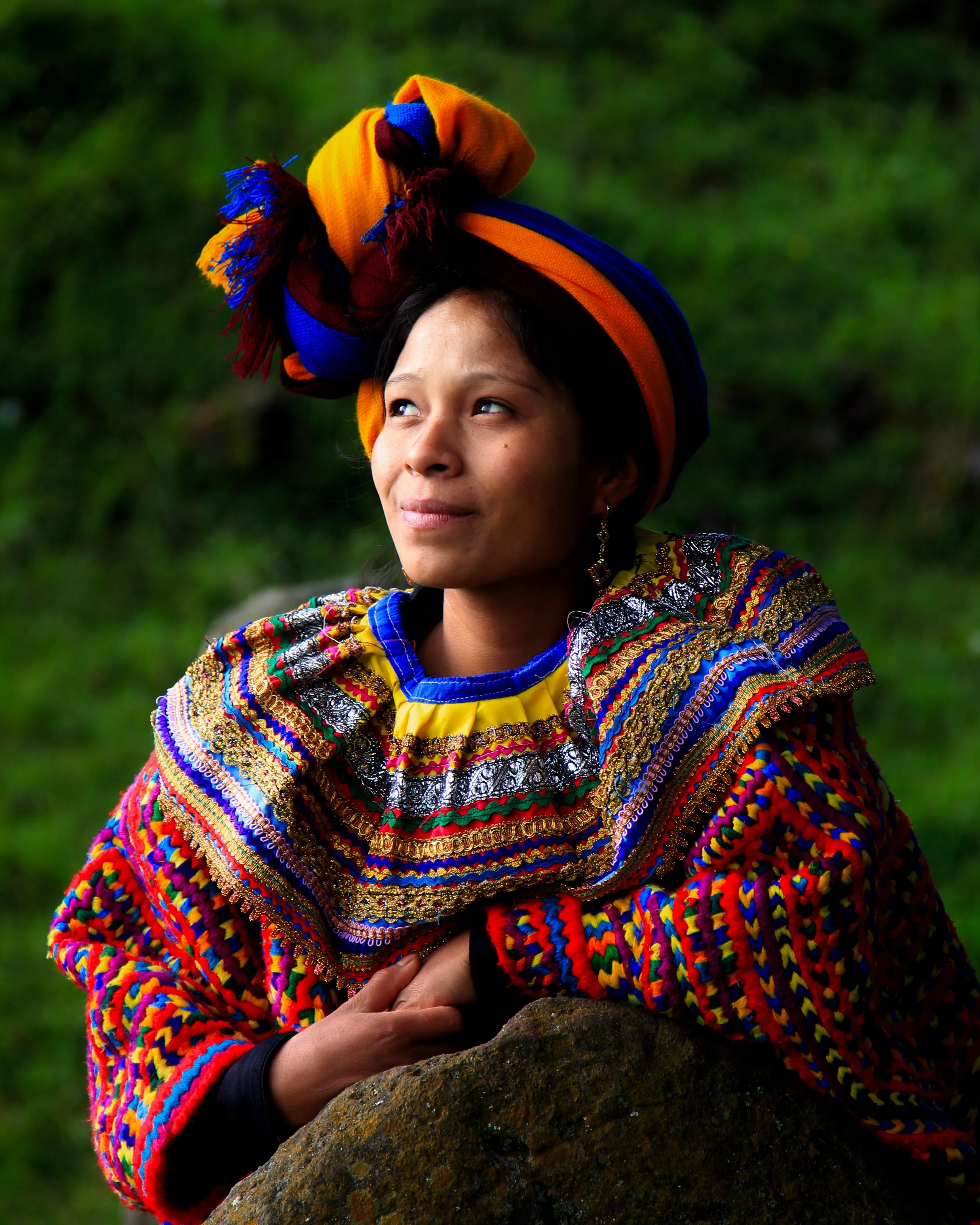 Noia amb vestit tradicional. Font: Pexels - Zaqueo Gomez Gomez Noia amb vestit tradicional. Font: Pexels - Zaqueo Gomez Gomez