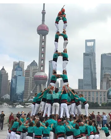 Castellers a la ciutat de Shangai. Font: Font: Castellers de Vilafranca Castellers a la ciutat de Shangai. Font: Font: Castellers de Vilafranca