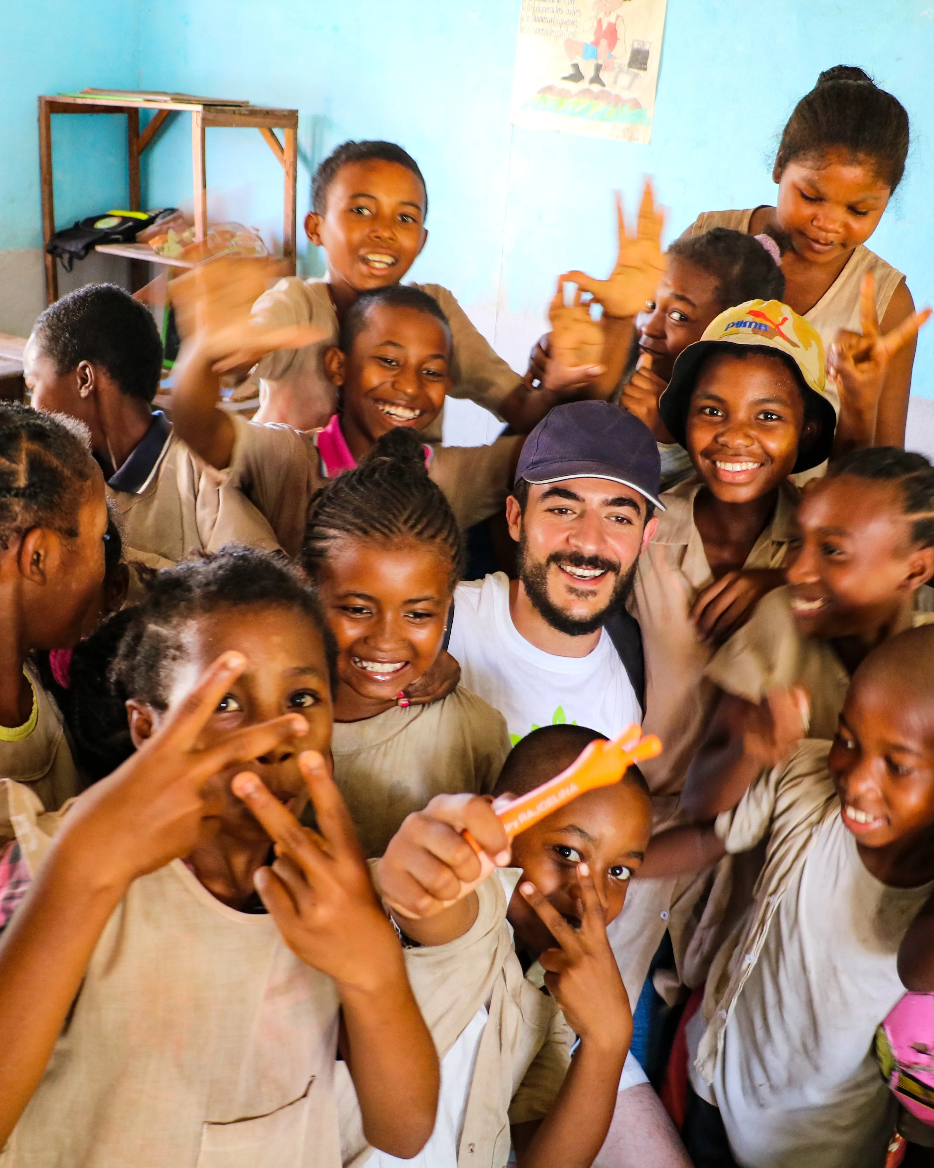 Cooperant en una aula d'educació infantil. Font: Pexels - Aissa Bouabellou