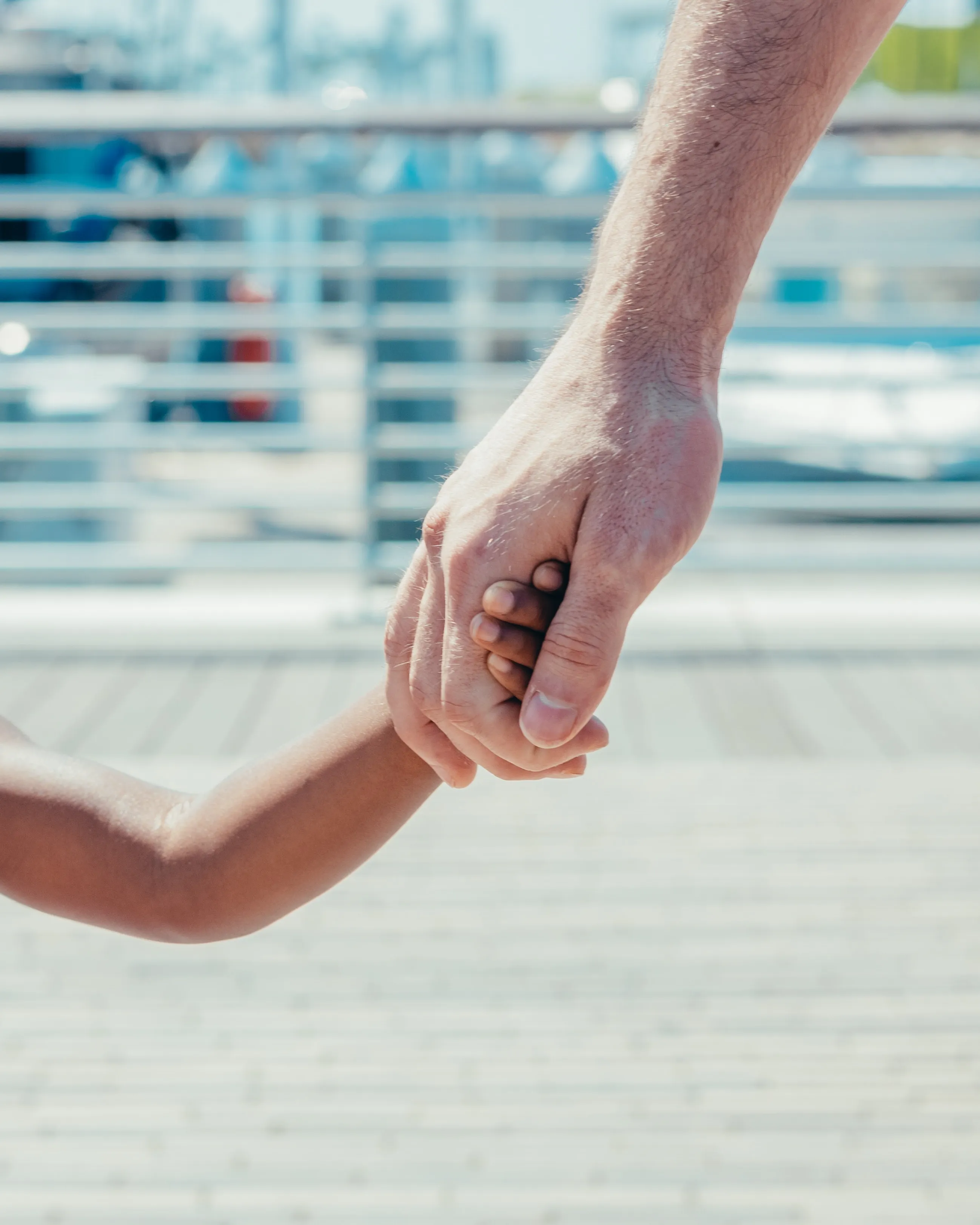 Un adult agafant la mà d'un infant. Font: Pexels - Kindel Media Un adult agafant la mà d'un infant. Font: Pexels - Kindel Media