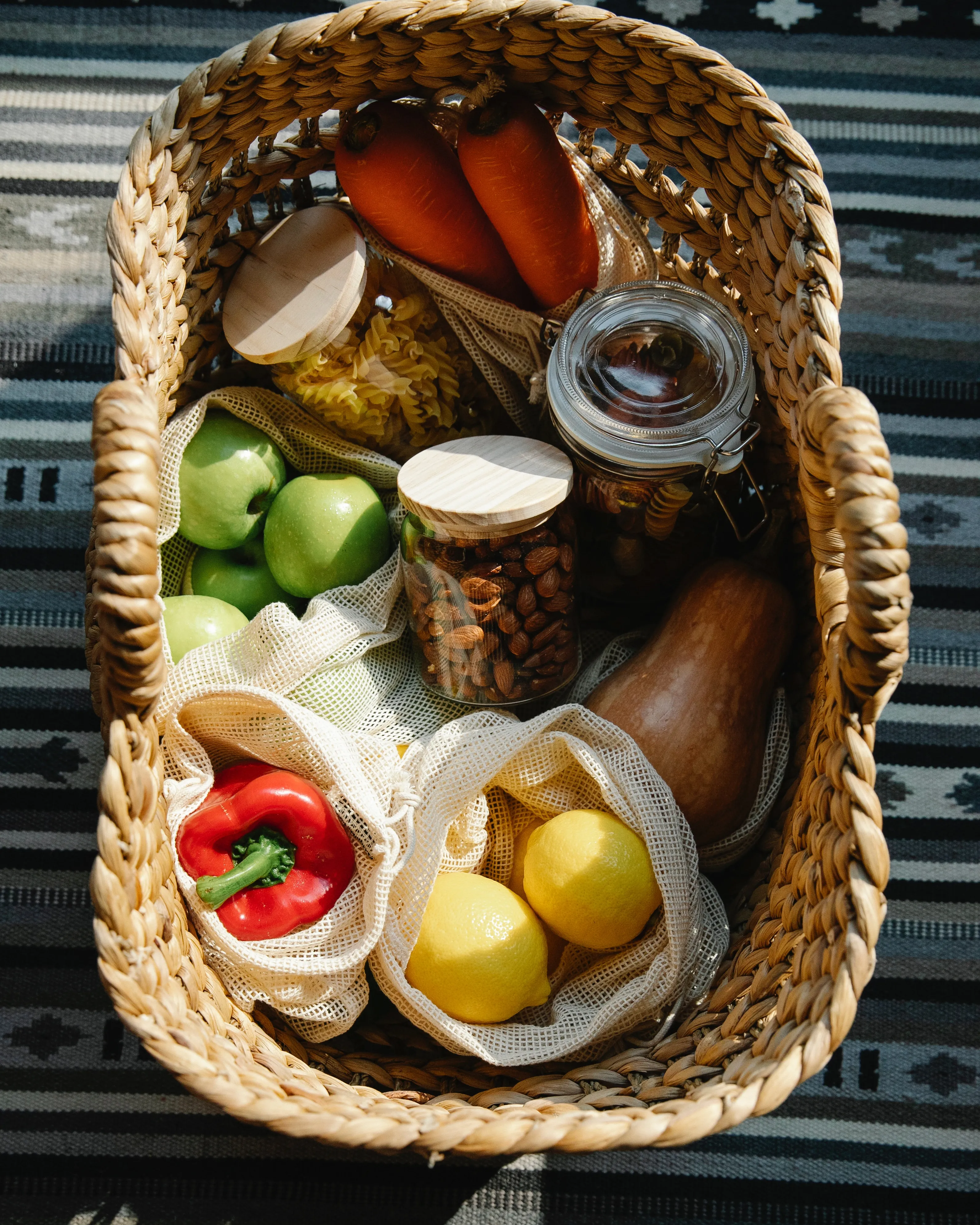 Cistell amb diferents productes dins. Font: Sarah Chai