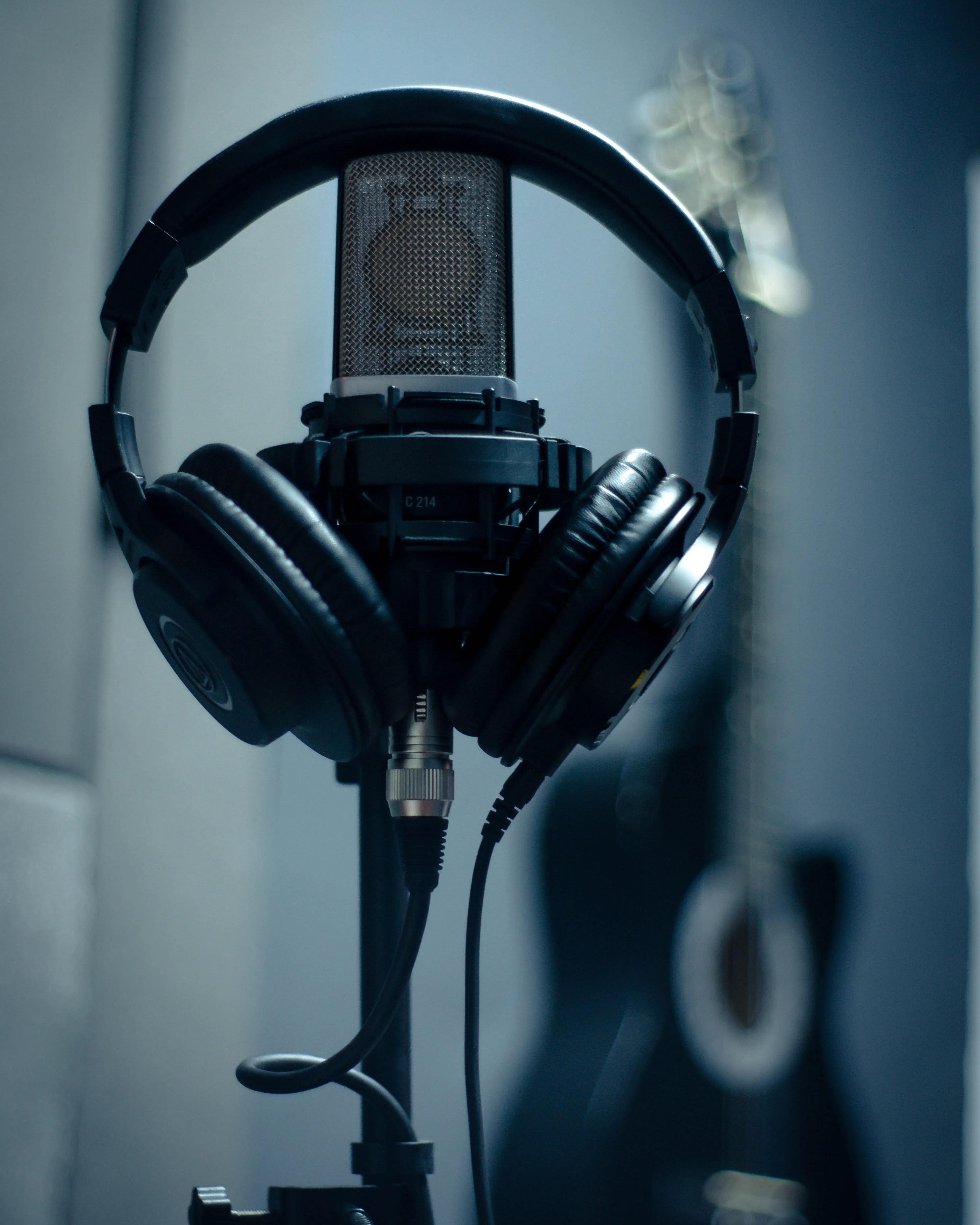 Micròfon i auriculars. Font: Pexels - Wallace Chuck Micròfon i auriculars. Font: Pexels - Wallace Chuck