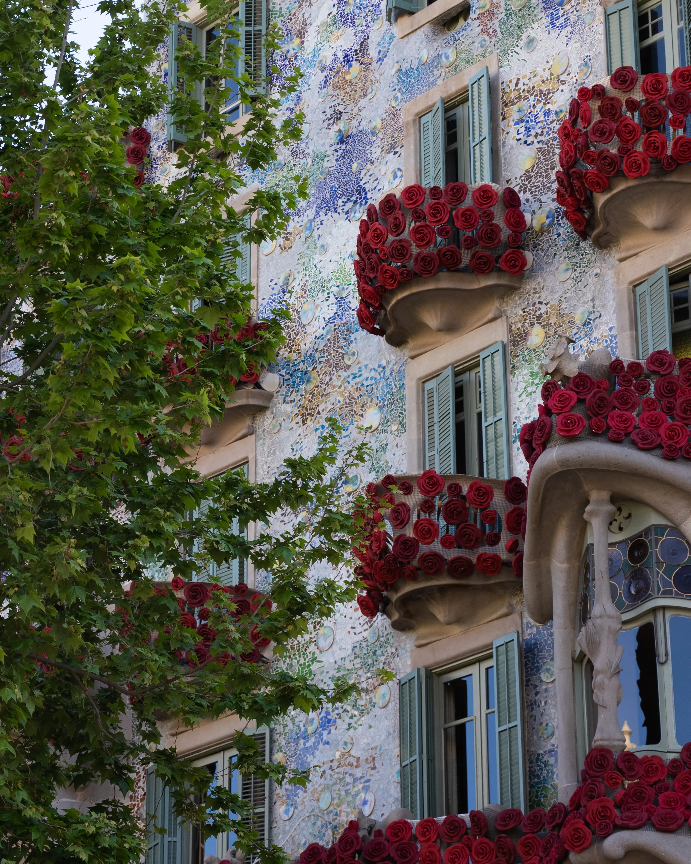 Casa Batlló per Sant Jordi. Font: Pexels - Dario Fernandez Ruz