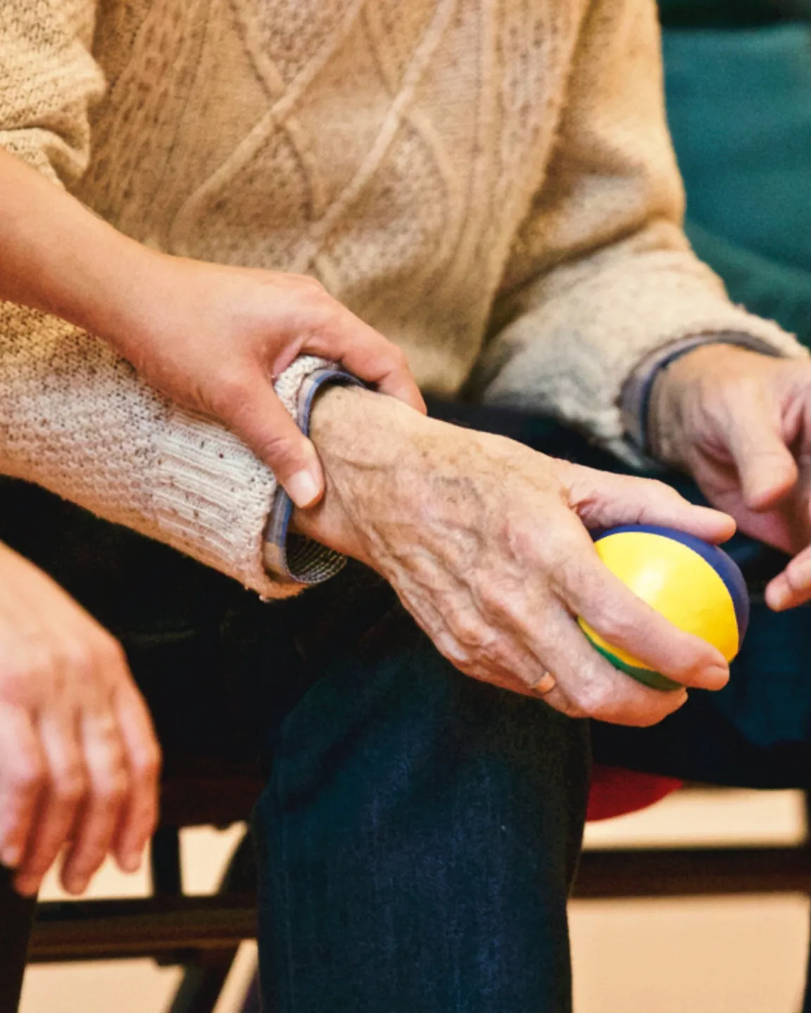 Persona ajudant a una persona gran. Font: Pexels - Matthias Zomer