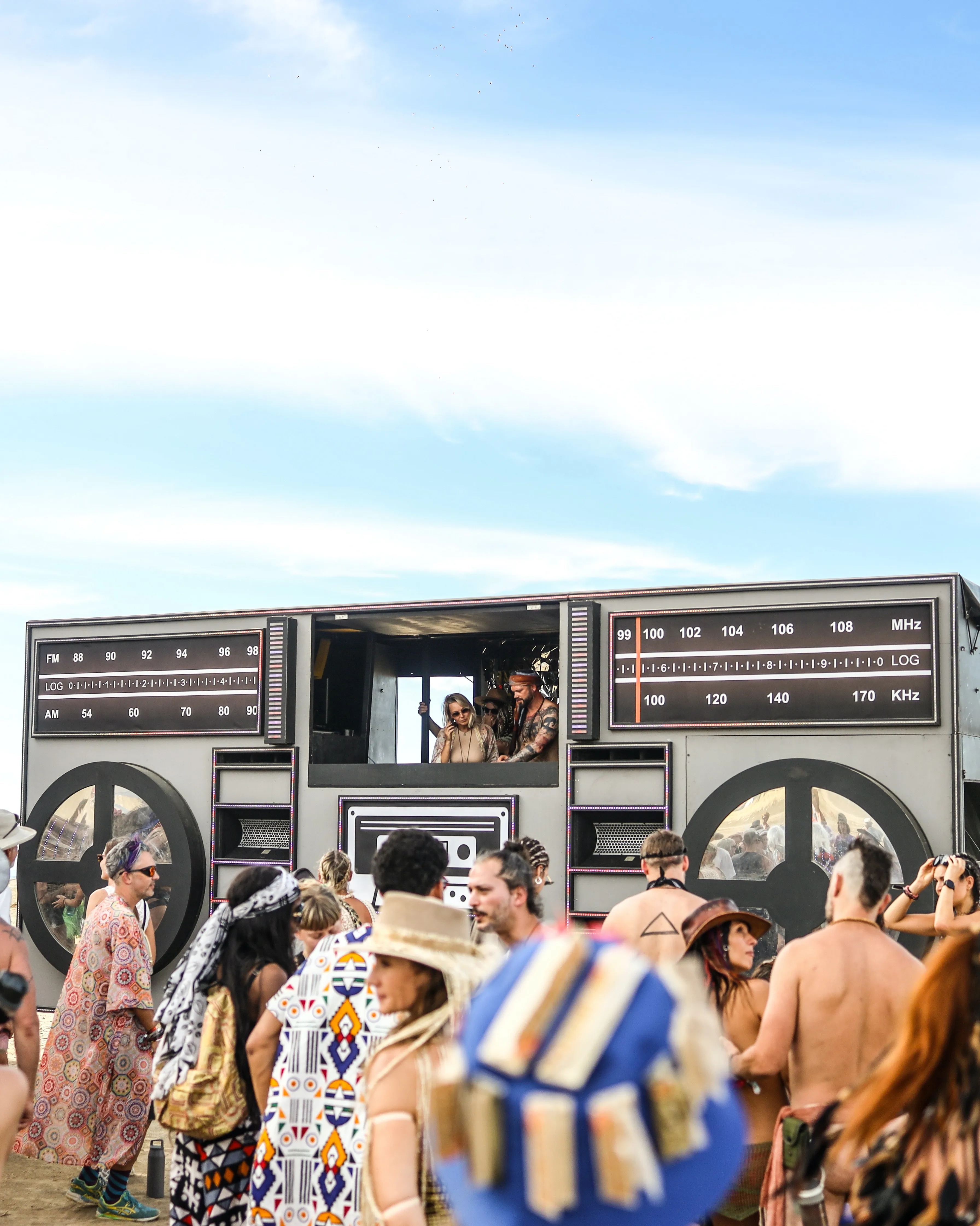 Gent escoltant un DJ. Font: Pexels - Ritesh Mitha