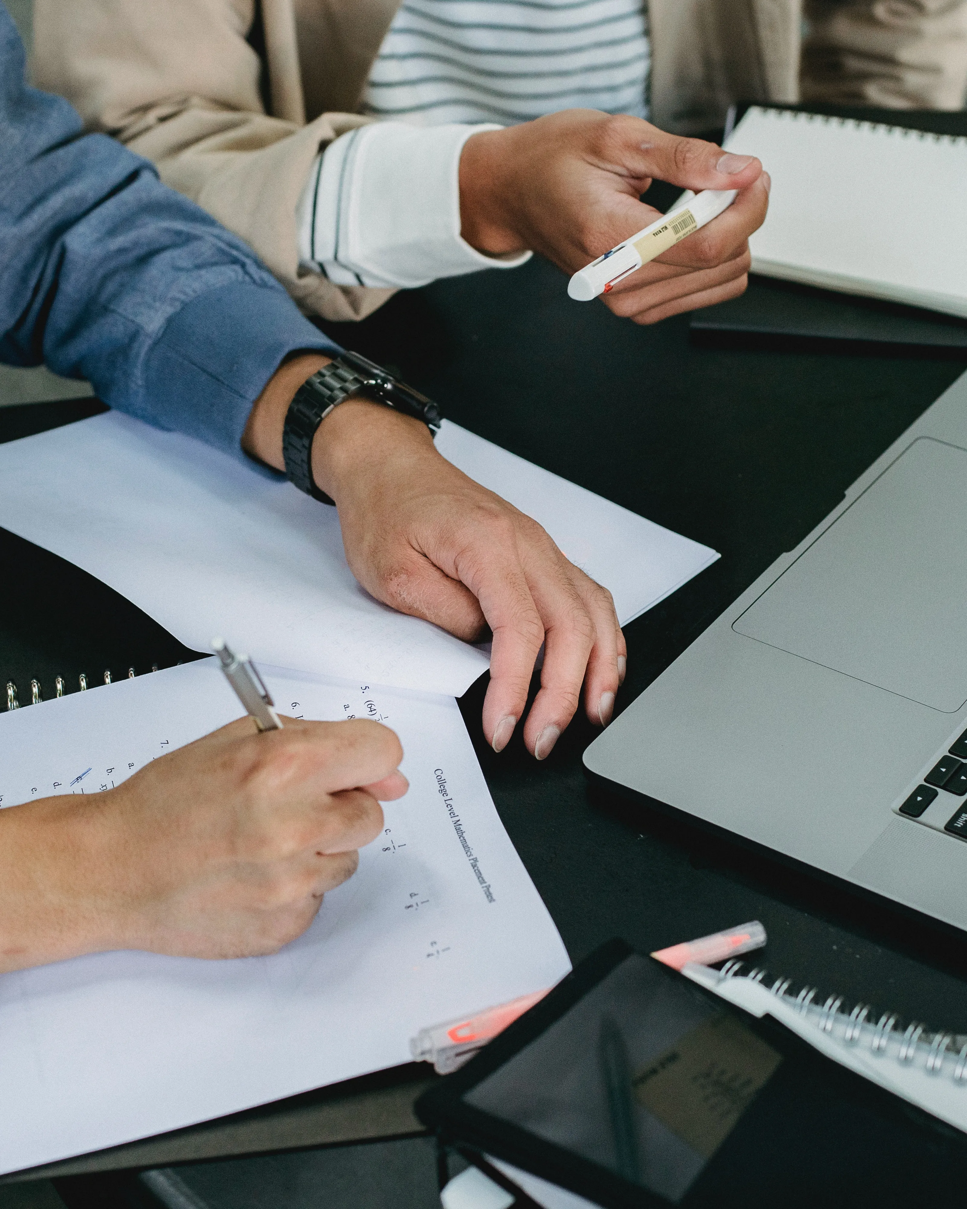 Gent treballant amb documents i un ordinador. Font: Pexels - Armin Rimoldi