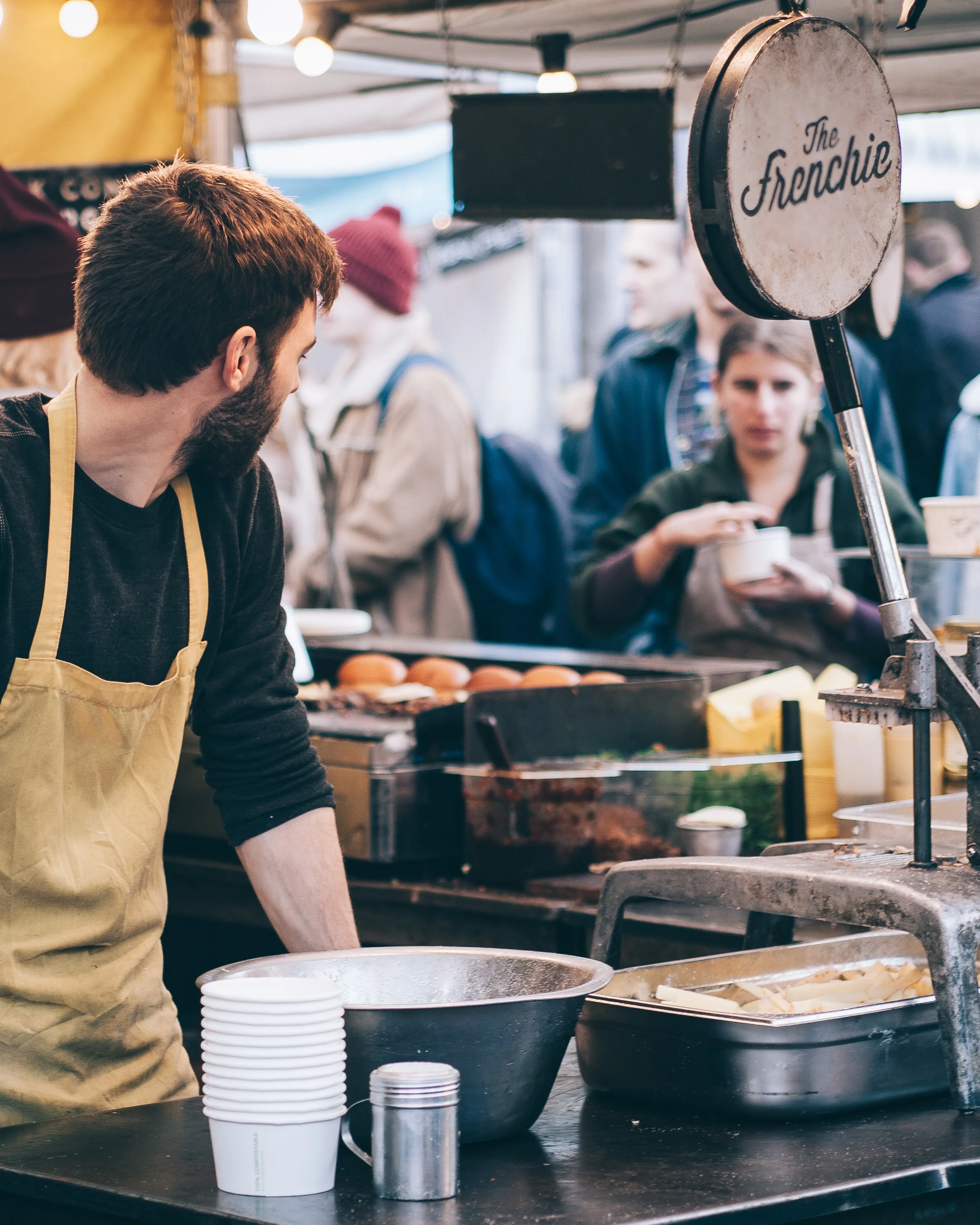 Persona jove en una parada de mercat. Font: Pexels - Clem Onojeghuo