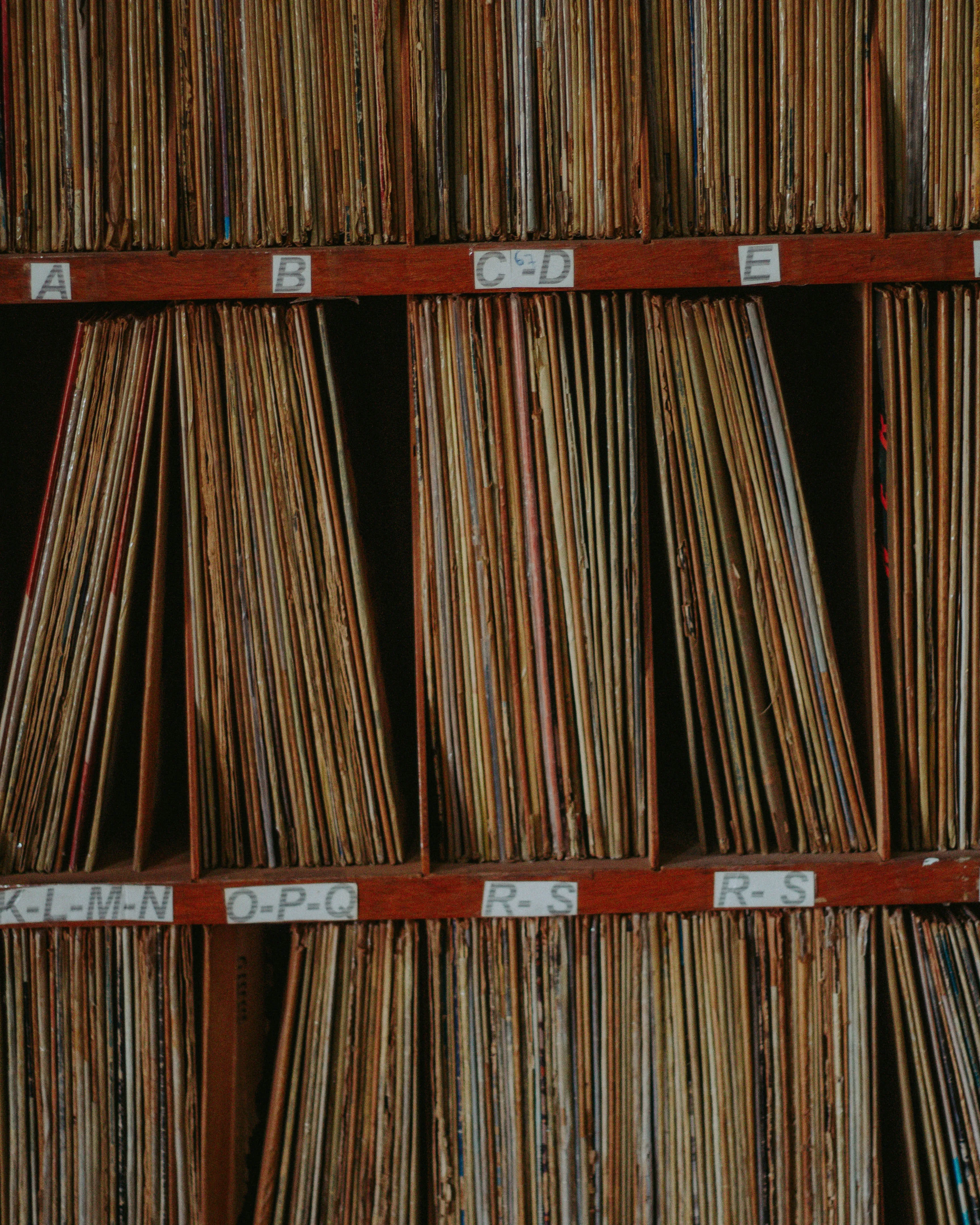 Documents ordenats alfabèticament. Font: Pexels - Nátalie Rodrigues