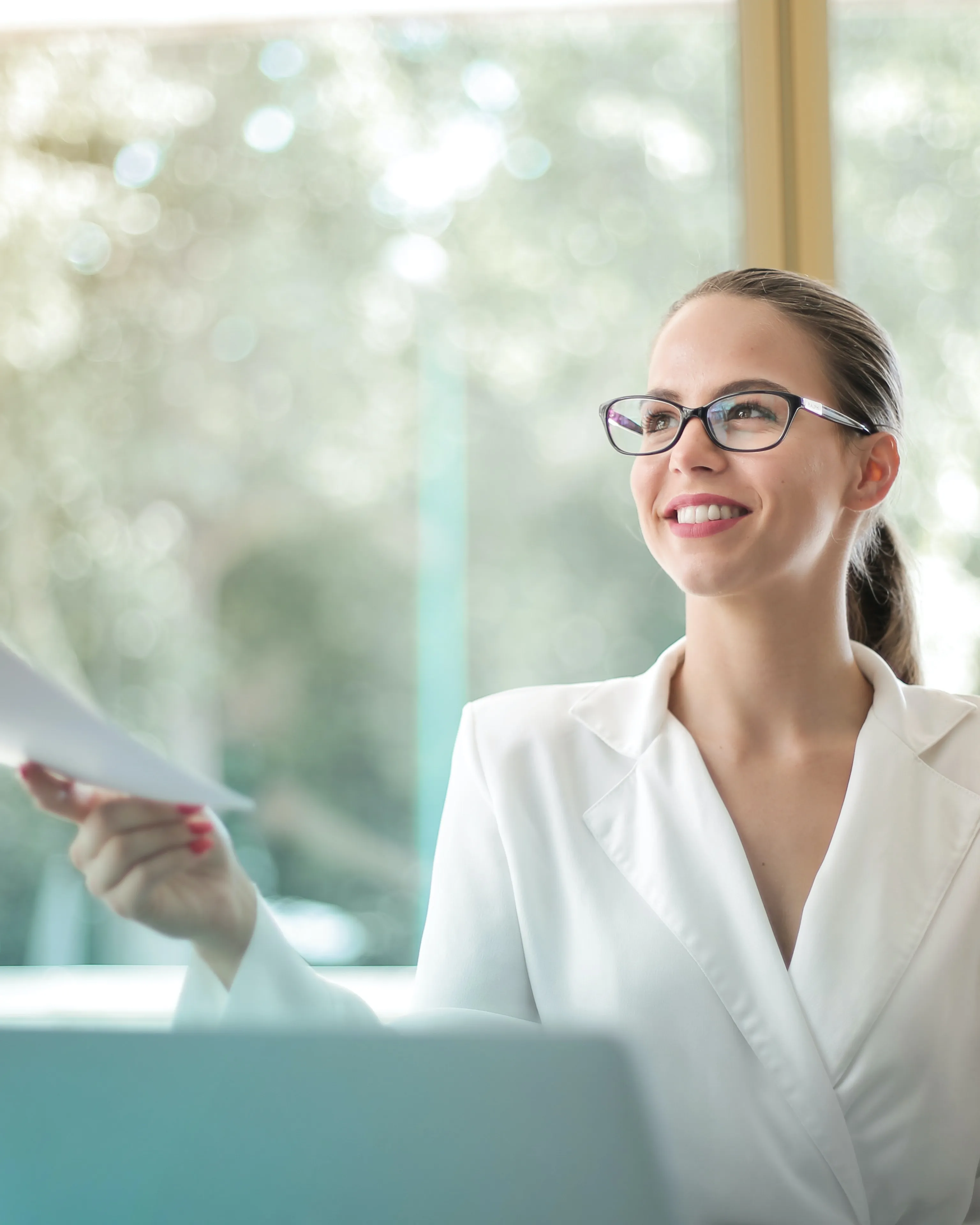 Noia donant un document. Font: Pexels - Andrea Piacquadio