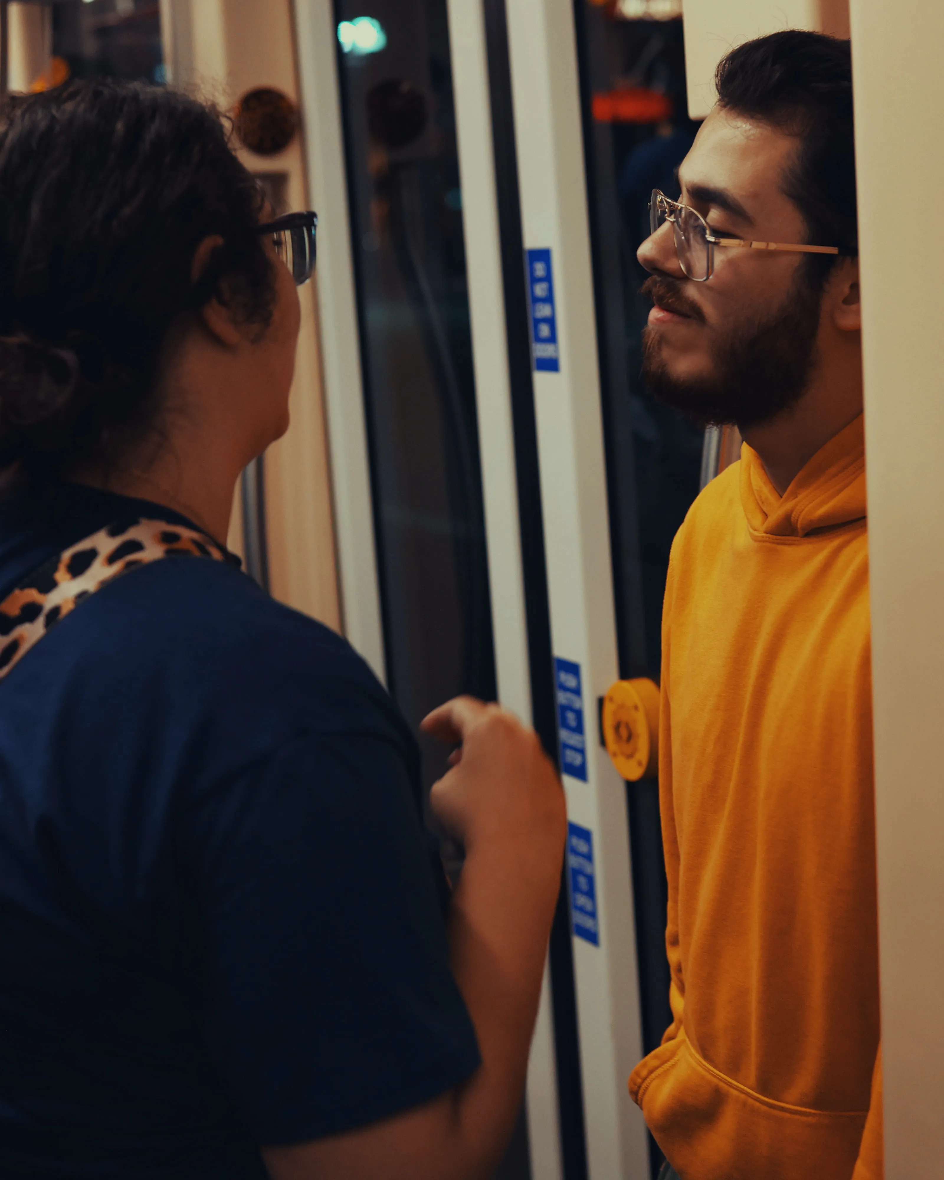 Persones dins del metro. Font: Pexels - Joseph Frimpong