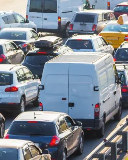 Cotxes parats en una caravana en una autopista
