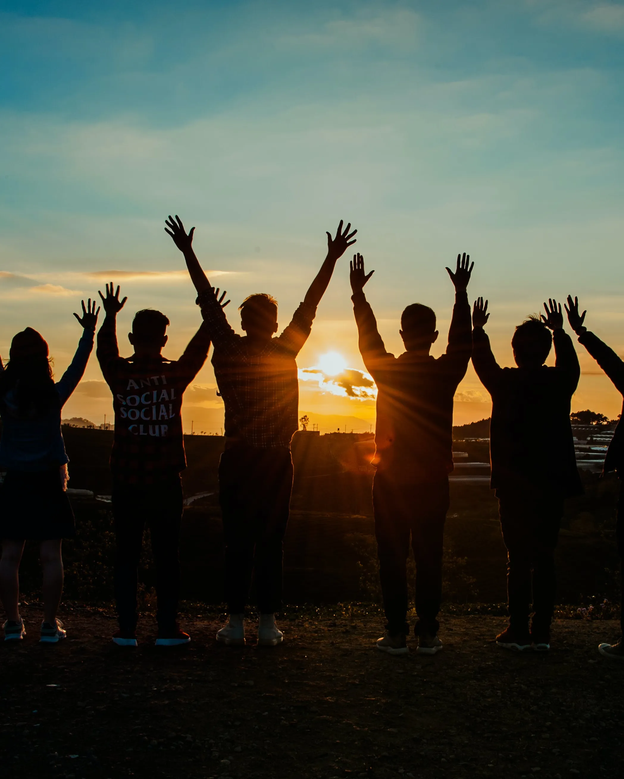 Persones amb mans alçades mirant el sol. Font: Pexels - Min An Persones amb mans alçades mirant el sol. Font: Pexels - Min An