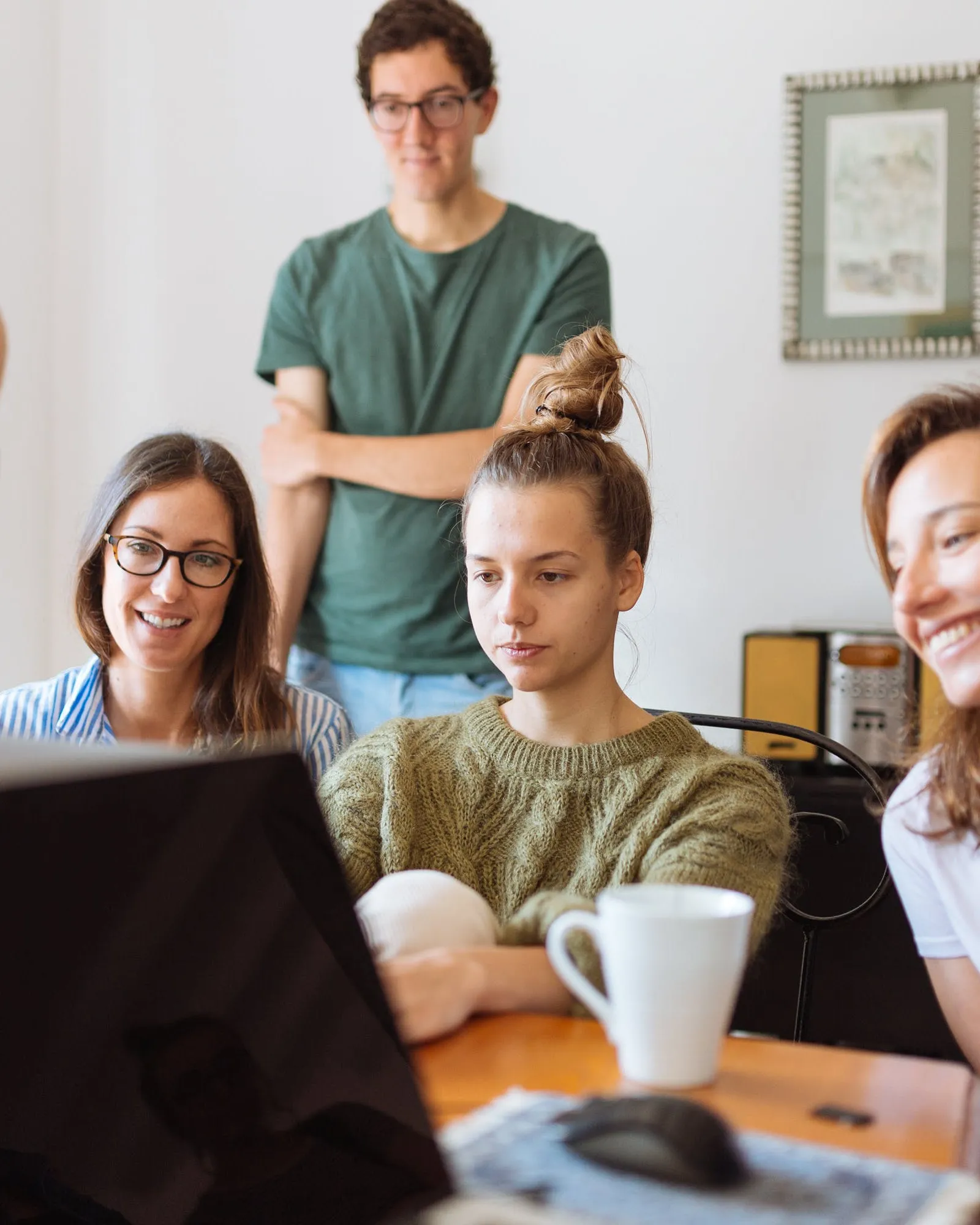 Gent reunida. Font: Pexels - Fox Gent reunida. Font: Pexels - Fox