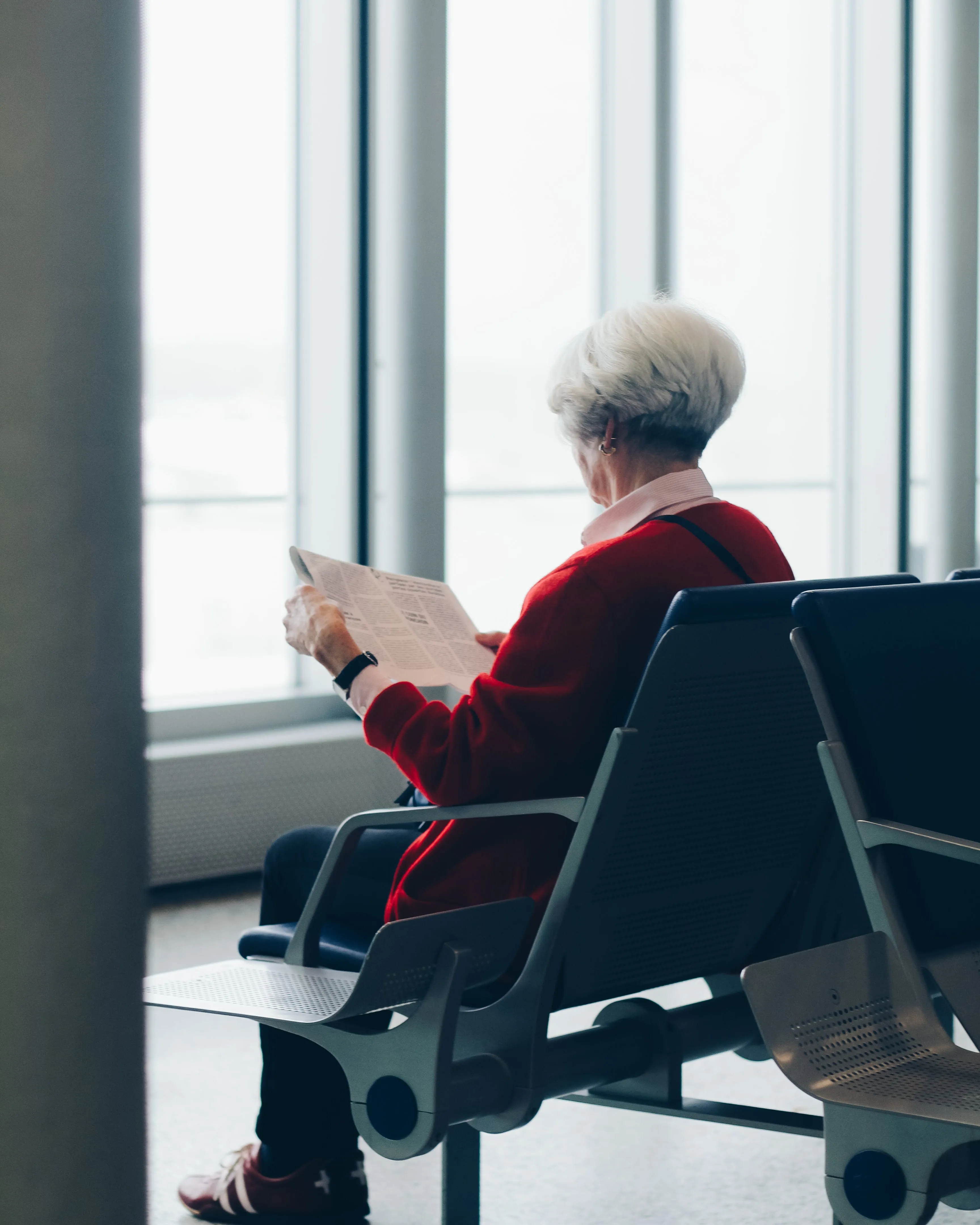 Persona gran en una sala d'espera. Font: Pexels - Martin Péchy