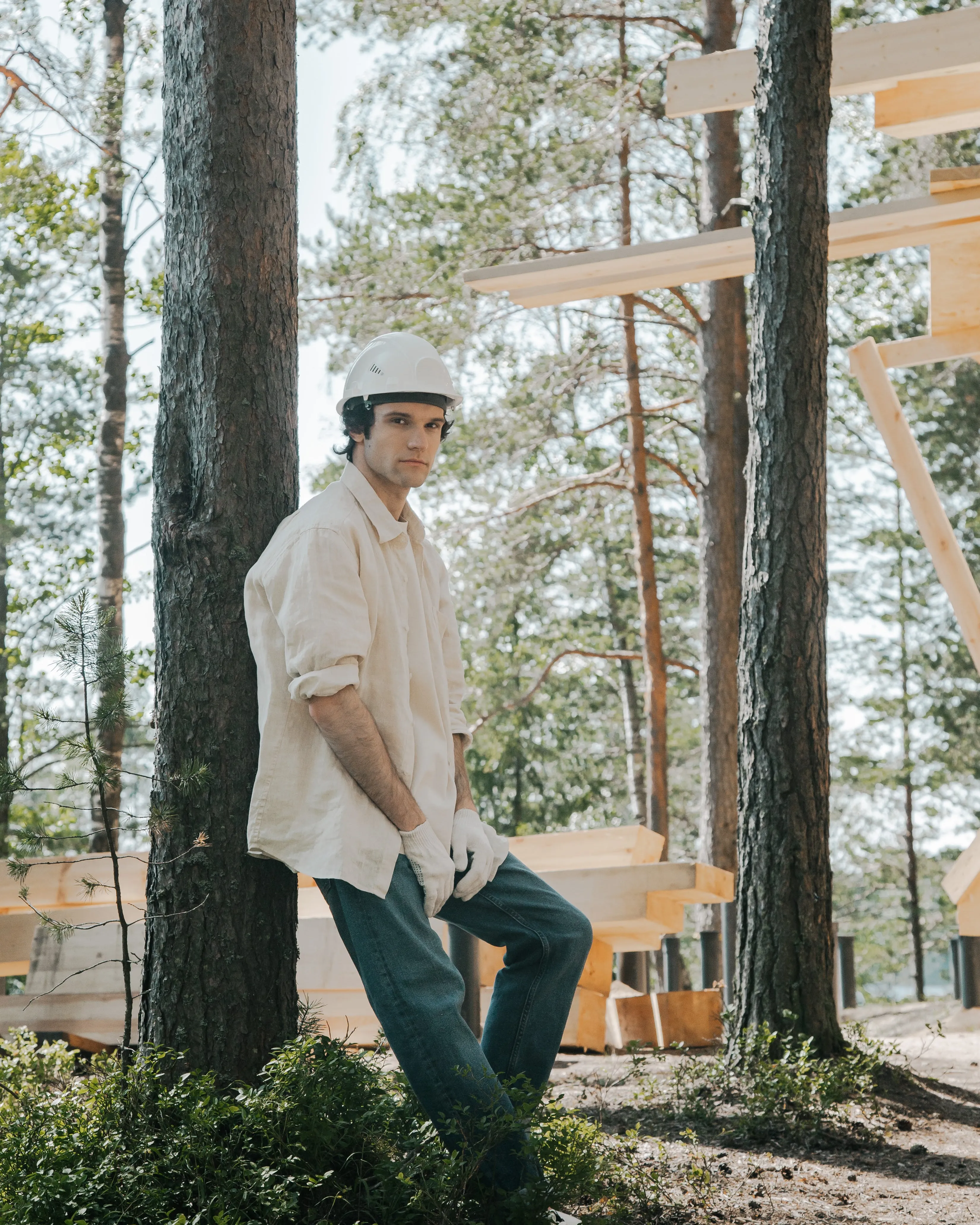 Noi treballant en un bosc. Font: Pexels - Ron Lach